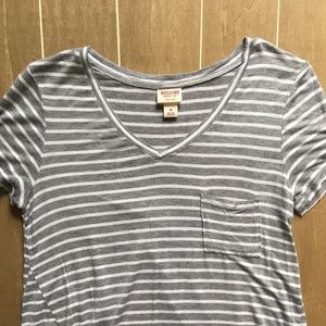 Long (semi high-low) shirt.